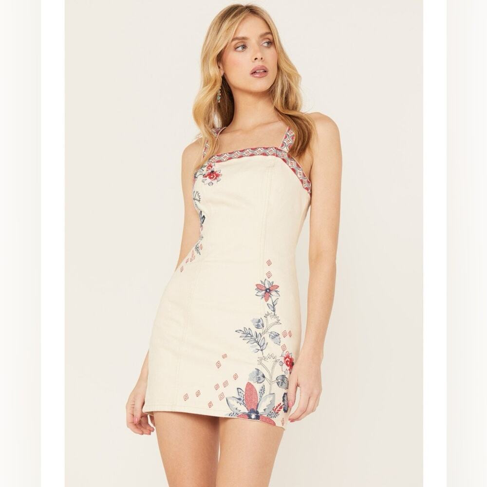 Shyanne Women's Americana Embroidered Denim Dress NWT - Picture 3 of 6